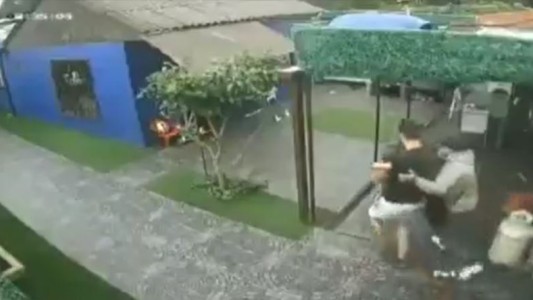 Video: Un bebé quedó en medio de un hecho de inseguridad en La Plata y le apuntaron con un arma