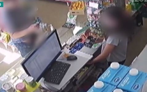 Video: un hombre se masturbó frente a una chica en un kiosco