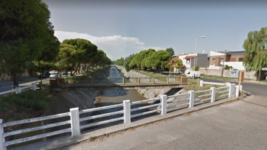 Quiso recuperar su mochila y se cayó dentro de un canal