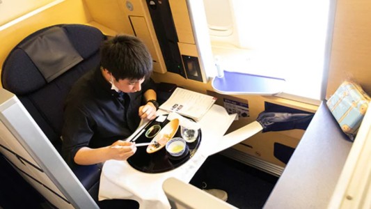 "Restaurante con alas": aerolínea ofrece menú gastronómico en el avión, en tierra