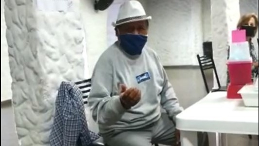 Brindó una serenata a las enfermeras que lo vacunaron