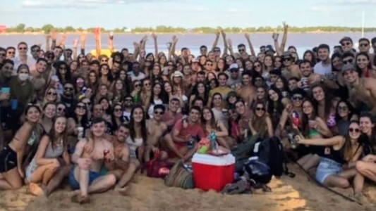 Polémica en Rosario por el festejo de futuros médicos en la playa sin barbijos ni distanciamiento