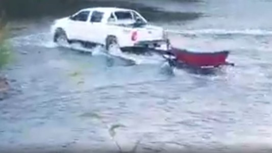 Video: Así evadió un guía de pesca el piquete que no lo dejaba trabajar
