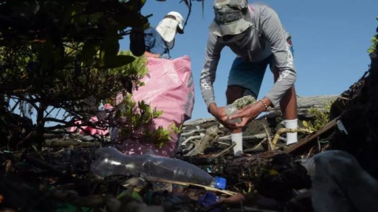 Voluntarios recolectan más de dos toneladas de basura en las costas de las islas Galápagos
