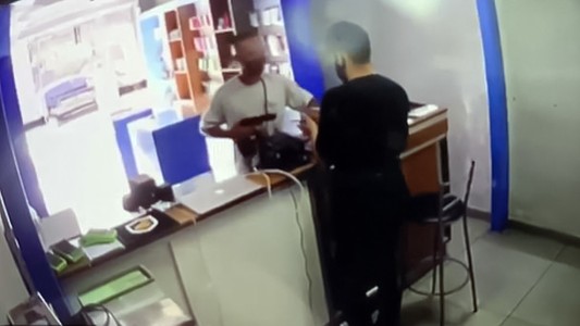 Video: robó un local a mano armada y el comerciante le dispara por la espalda cuando huía