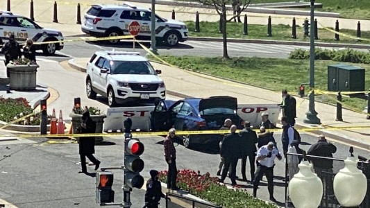 Estados Unidos: un auto intentó derribar una barricada frente al Capitolio