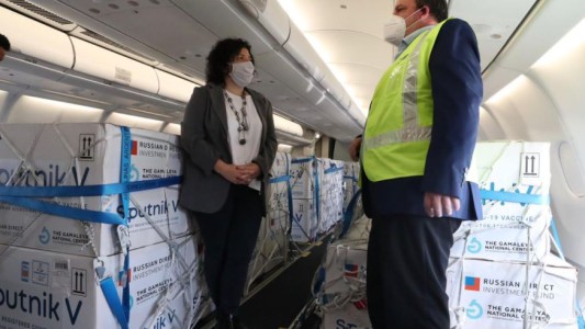 Llega un nuevo vuelo de Aerolíneas Argentinas con más vacunas Sputnik V (1)