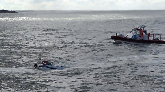 Rescataron a un hombre de 72 años luego del hundimiento de su velero en Mar del Plata