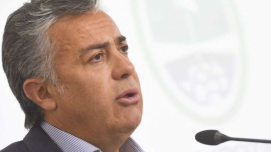 Cornejo: "El Gobierno de científicos negocia con la salud de los argentinos"