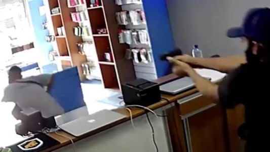 Video: baleó por la espalda al ladrón que le robó en su comercio