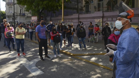 Largas filas de personas con síntomas para realizarse hisopados en hospitales del AMBA