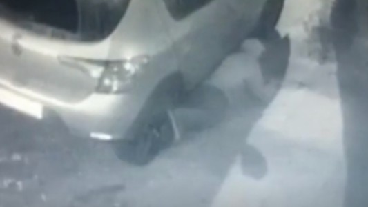 Video: robó, se escondió debajo de un auto y lo detuvieron