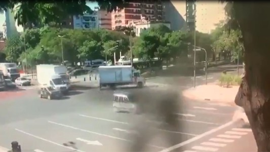 Así fue el momento en que un camión atropella a una mujer