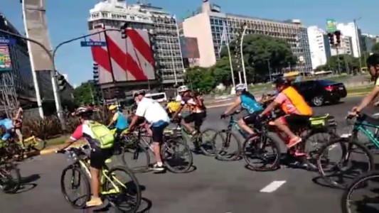 La odisea de ciclistas no videntes: salieron del Kempes y así llegaron hoy al Obelisco