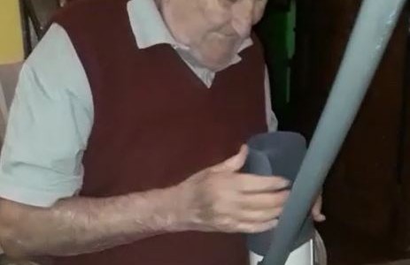 Tiene 90 años y diseñó un ingenioso sistema para ponerse las medias