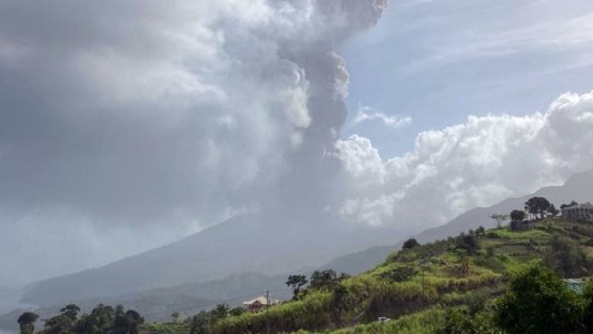 San Vicente: tras 40 años, entró en erupción el volcán en la isla de 100 mil habitantes
