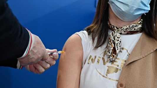 Italia: denuncian que 2,3 millones se vacunaron sin esperar su turno