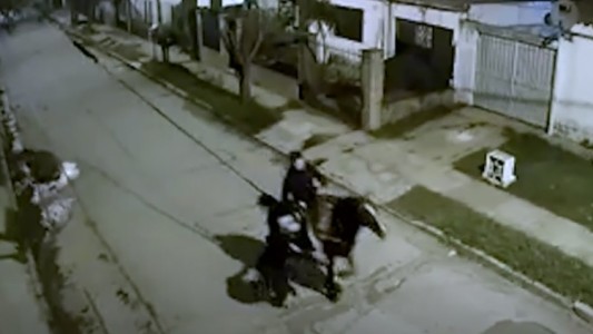 Video: a caballo, se robaron los cables y ocasionaron un apagón