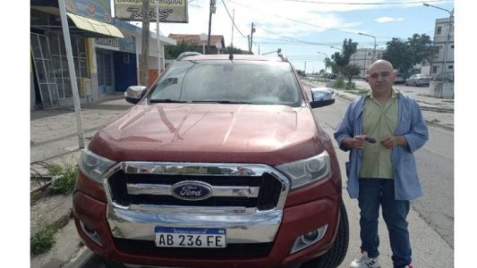 Un comerciante donó su camioneta para la compra de un avión hidrante en Chubut