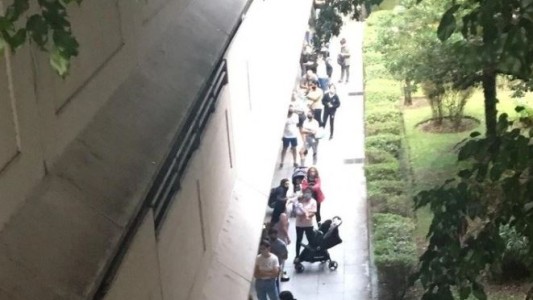 Hubo cinco cuadras de cola para ingresar a un shopping