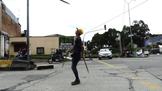 Deportación: echaron de Bolivia a argentinos que hacían malabares en los semáforos