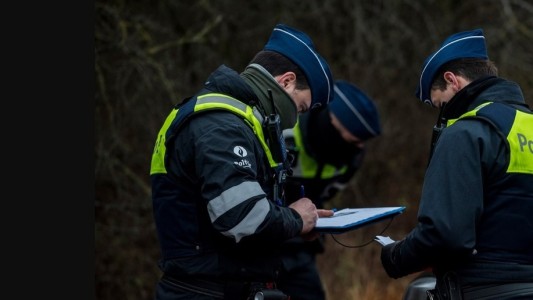 Estaba en una fiesta ilegal, quiso escapara de la Policía y murió al caer de un cuarto piso