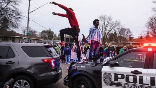 Policía mató a joven en Minneapolis: desde la fuerza explicaron que se confundió su pistola con la taser