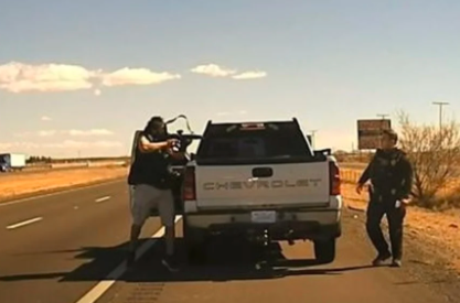 Video: el momento en que un narco fusiló a un policía con una AR-15