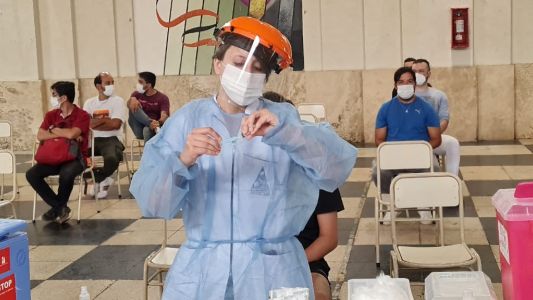 ¿Se puede vacunar contra el Covid siendo positivo?