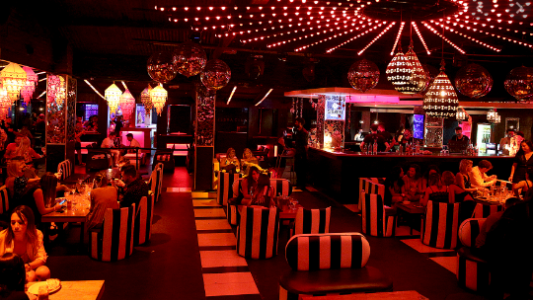 Extienden horario en bares y restaurantes