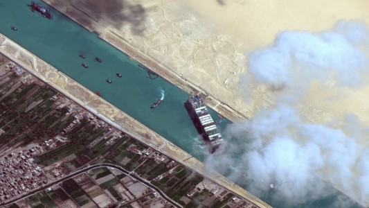 Egipto reclama una multimillonaria indemnización por el bloqueo del canal de Suez