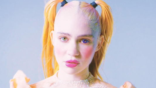 Grimes, mucho más que la pareja de Elon Musk: La extravagante cantante que quiere colonizar Marte