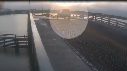 Un auto vuela por el aire al atravesar un puente levadizo