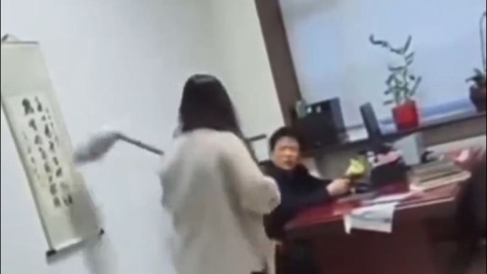 Una empleada golpea a su jefe con un lampazo por situación de acoso