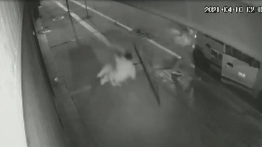 Un ladrón cayó de un segundo piso y quedó inconsciente en la vereda