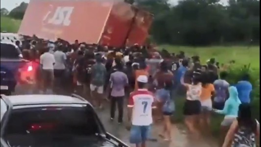 Saquean un camión que volcó y transportaba electrodomésticos