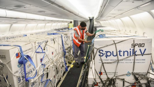 Coronavirus: esta noche llegan 800 mil dosis de la vacuna Sputnik V