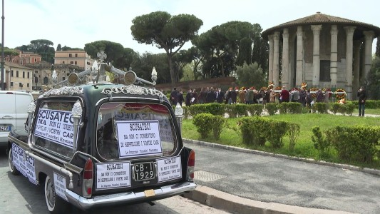 Protestas de funerarias por cientos de cuerpos a la espera de ser incinerados