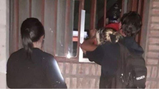 Embarazada entró a robar y por la panza quedó atrapada en la reja