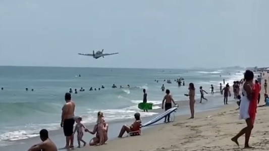 Video: un avión de la Segunda Guerra Mundial aterrizó de emergencia cerca de turistas en una playa