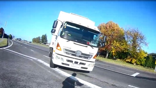 Se tira de su bicicleta y se salva de ser atropellada por un camión