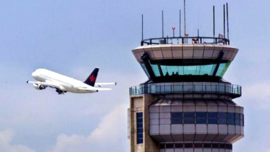 Trabajadores aéreos exigen medidas de cuidado y reconocimiento económico