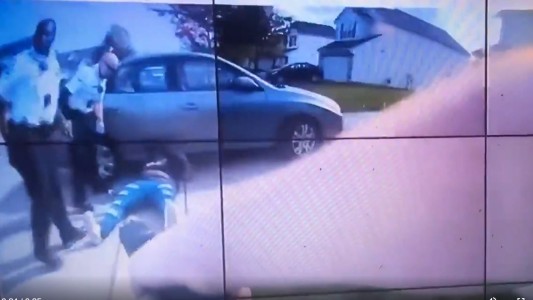 El dramático momento en un policía dispara y mata a una adolescente