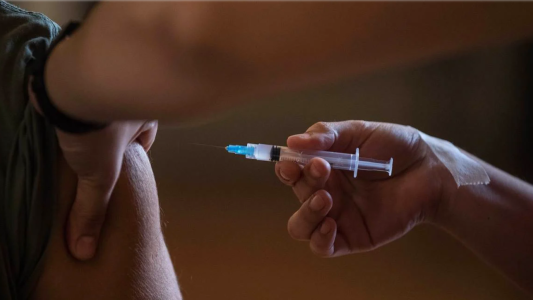 Veterinarios chilenos acusados por vacunar contra el Covid-19 con preparado para animales