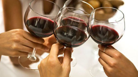 ¿Por qué hoy a las 21:21 horas hay que brindar con una copa de vino?