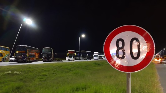Transporte turístico de rodillas reclaman por su trabajo y cortan la autopista Córdoba Rosario
