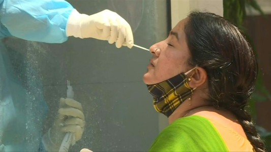 India bate récord mundial con 315 mil casos diarios de covid