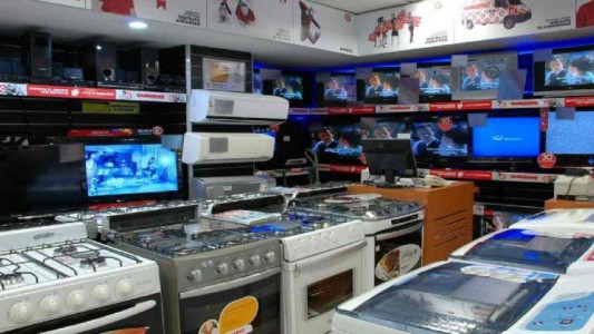 El gobierno firma acuerdo de precios fijos para cuatro productos electrónicos