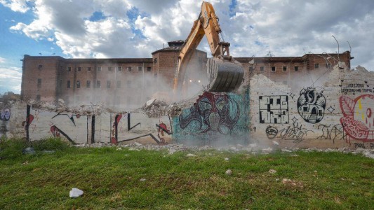 Comenzó la demolición del muro de la ex Cárcel de Encausados