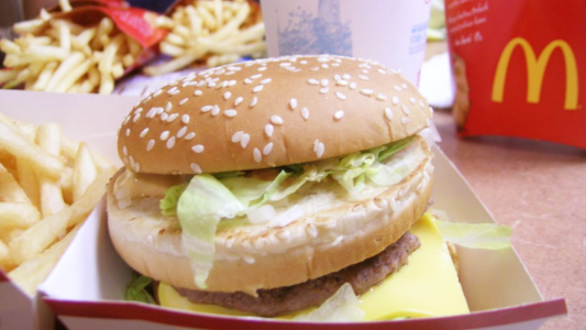 Un McDonald´s ofrece pagar por ir a la entrevista laboral, porque nadie se presenta como postulante